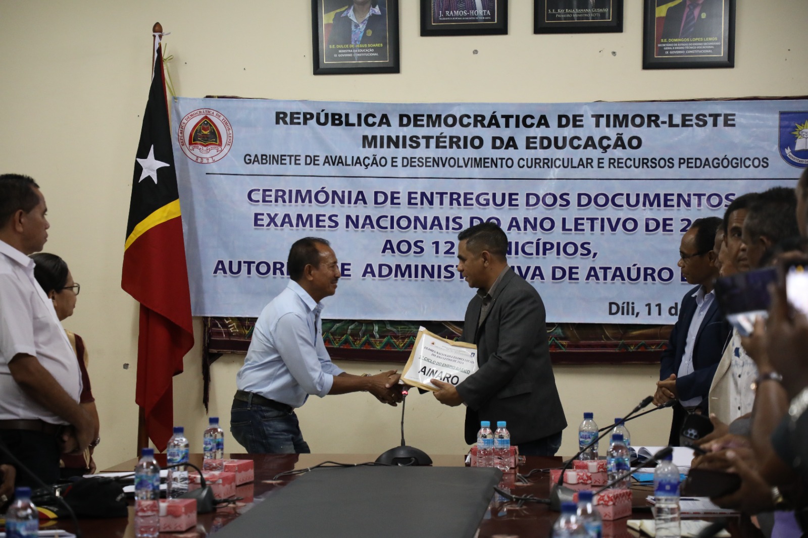 MINISTRU EDUKASAUN INTERINU DISTRIBUI MATERIA EZAME NASIONÁL TINAN 2024  BA DIRETÓR EDUKASAUN MUNISÍPIU 12 INKLUI RAEOA